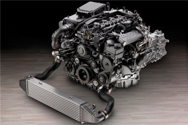 На фото: Турбодизельный двигатель 2.1 Mercedes